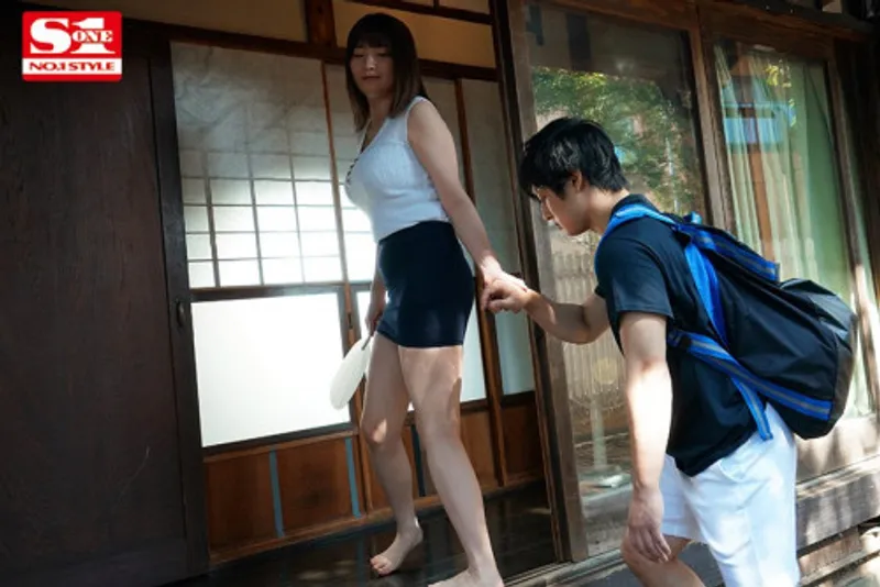 Anh chàng nứng lồn củ khoải khi nhìn trộm em họ địt trộm với chồng