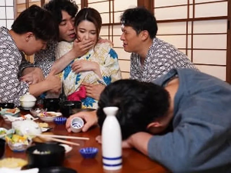 đưa bà xã đi suối nước nóng, gã chồng không biết vợ yêu bị người khác nắc sấp mặt