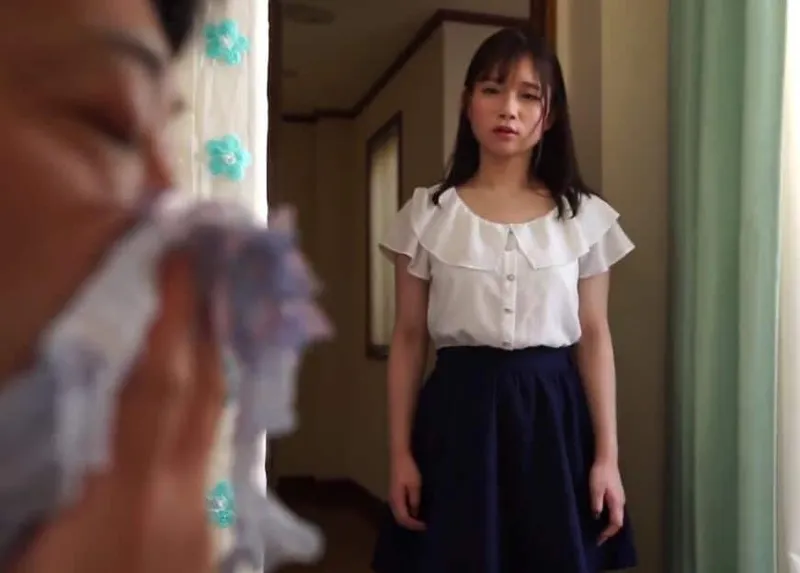 Con nhỏ phát hiện bố dượng biến thái ngửi đồ lót của mình