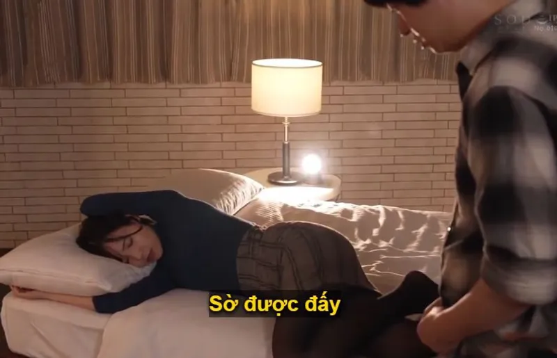 Một đêm mất ngủ với nữ phát thanh viên trứ danh khi ở cùng phòng khách sạn